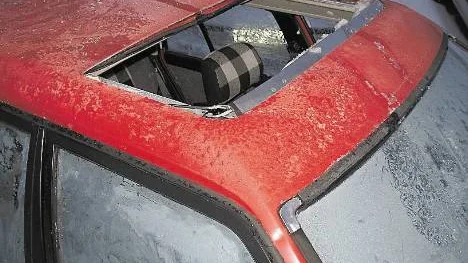 Bilen fick omfattande skador och kommer att skrotas. 
FOTO: PT