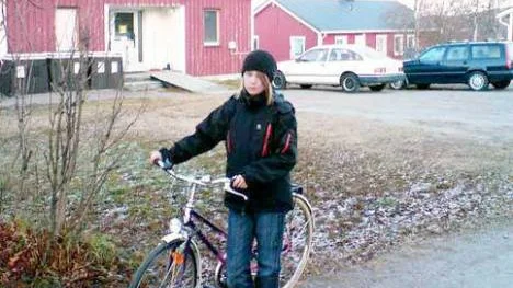 Älgen dök upp bakom det röda huset till vänster. Alice Isaksson ryser vid blotta tanken på mötet. "Jag har aldrig varit så rädd. Jag bara skakade efteråt, jag fick älgfrossa", berättar hon.