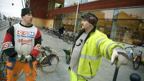 Mattias Brixdal, 29, och Robert Nyberg, 44, lägger gatsten utanför Kulturens hus. De tycker att det är rätt att höja landstingsskatten om pengarna går till vården. FOTO: Kurt Engström