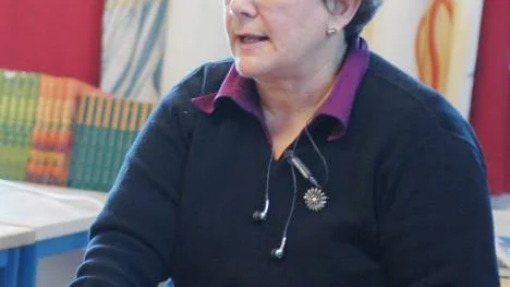 Britt Hansson vid skoldatateket visar mängder av program som kan underlätta tillvaron för alla. "Ett av dem  kan exempelvis fråga om skribenten menade tall eller tal. Det är jättebra", säger hon.
