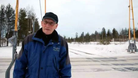 Stig Wass har många frågor, bland annat hur Banverket ska lösa övergången mellan Stenbäcken och Djuptjärn. Samtidigt undrar han vad konsekvenserna blir vid en eventuell urspårning med husen så nära järnvägen.             FOTO: K-L SUNDQVIST