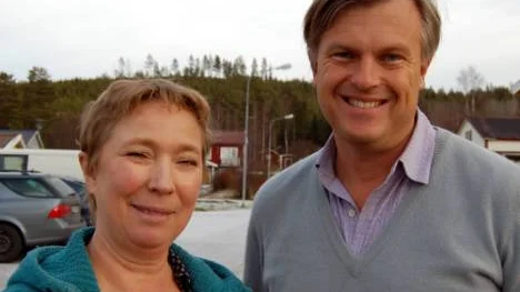 Britta Lindvall-Jonsson brinner för projektet med trädkojor i Harads. Det gör också Thomas Sandell, en av arkitekterna. I bakgrunden det berg på vilket de första kojorna planeras att byggas.FOTO: leif hammarström