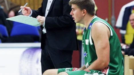 Coach Mattias Kenttä bänkade ofta Mark Kelley. Och vad skulle han göra? Kelley var i princip planens sämsta spelare. Men han tror att fortsättningen kommer att bli betydligt bättre både för honom och för laget. Foto: PÄR BÄCKSTRÖM