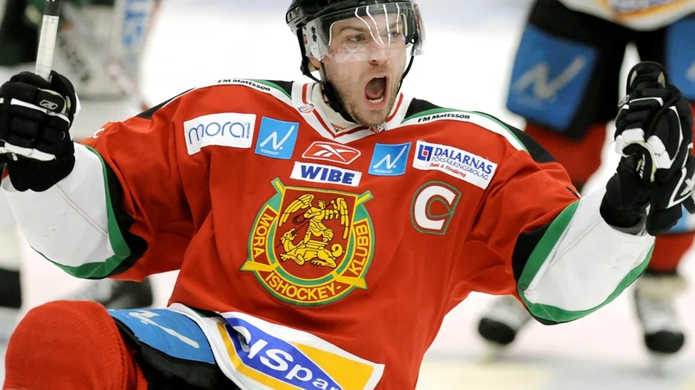 MORA 20080218. Mora vinner med 4-1, Håkan Bogg tvåmålskytt jublar efter 2-1 när Mora spelar hemma mot Frölunda HC , i FM Mattsson arena.
