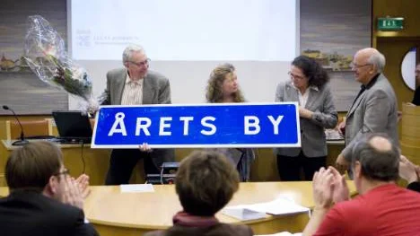 Avan utsågs på måndagen till årets by i Luleå kommun. Avanborna Per-Olof Kastberg, Marika Westerberg och Lisbeth Lindström mottog utmärkelsen och gratulerades av Leif Wikström (s), fullmäktiges 1:e vice ordförande.