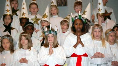 Parkskolan hade internationellt luciafirande för andra året och luciorna var två: Julia Thomelius (t v) och Mumbi Gathoni. FOTO: leif hammarström