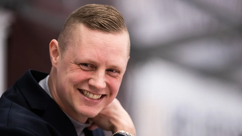 Robert Kimby visar upp sitt största leende. Han tog Almtuna en bra bit upp i serietabellen men i slutspelet tog det stopp direkt. Nu berättar han om säsongen som gått.