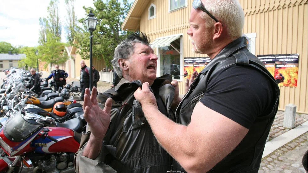 Så går det när man fingrar på andras hojar. Kronofogde Peter Black får en uppsträckning av knutten Arnold. Rollerna görs av Magnus Härenstam och Magnus Samuelsson. FOTO: GF Studios