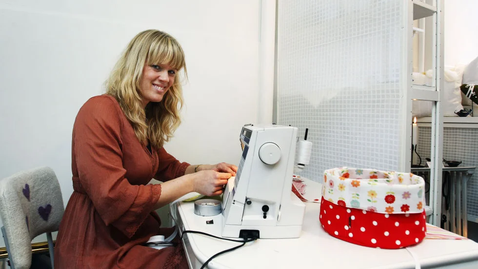 Gunilla Frennesson syr så mycket hon hinner av egen design. Foto PETER JIGERSTRÖM