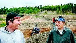 Ny crossbana. Två lyckliga entusiaster på Ljungheden motocrossbana på söndagen. Magnus Holmberg till vänster och Tomas Karlsson till höger.                                        Foto: MATILDA AHL