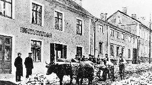 Gatuarbete då. En klassisk gammal bild från Strömsgatan i Västervik. Då tog man hjälp av oxar när gatan skulle plöjas upp. En del sköter plogen och  herrarna som håller i tömmarna hade fin skjorta och väst. Till vänster en polisman med kask på huvudet.