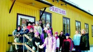 Biosugna. Skolungdomarna kollar in premiärfilmen som visas på Folkets hus i Blankaholm på lördag. Foto: Margareta Ljungblad