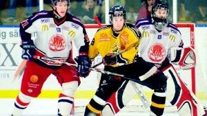 Derbydags igen. I höstens derby hade inte Vimmerbys Andreas Zukewitz mycket att hämta mot VIK-arna Marcus Hägg och Christian Andersson. Frågan är om Vimmerby kan rubba VIK i morgon? Foto: ANDERS LILJEGREN