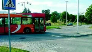 Smalt. Radien på Ålerydsrondellen är tio meter. Det är tillräckligt brett för stadsbussar, men smalt nog att kännas lite trångt för personbilar. Det hjälper till att hålla nere hastigheten.