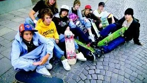 På väg till första tävlingen. Från vänster Jocke Wernersson, Aram Moschiri, Albin Soderling, William Roos, Arvid Nilsson, Martin Samuelsson och Martin Deann. Bakom dem ledaren Steve Johansson. Foto: Anders Steiner