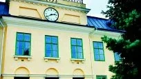 Redo för uppfräschning. Efter all uppmärksamhet som de lila fönsterbågarna på en restaurang  i centrala Västervik fått, tycker en läsare att kommunen borde titta närmare på en av sina egna fastigheter. De gröna fönsterbågarna på Rådhuset behöver målas om tycker läsaren.  Foto. Matilda Ahl