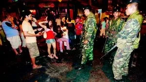 Hård bevakning efter attacker. Thailändska soldater vaktar Khao San Road i  Bangkok sedan staden drabbats av en serie bombattacker under nyårsafton. Foto: REUTERS
