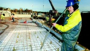 Värme. Anders Karlsson från Bravida ser till att värmerören som skall leda upp till radiatorerna kommer på plats.Foto: ANDERS LILJEGREN