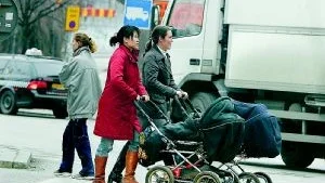 Trångt i innerstan. Undersökningar från svenska städer visar att en stor majoritet av invånarna är för begränsad biltrafik och färre p-platser i innerstäderna. Bilden är från Söder i Stockholm. Foto: Cladio Bresciani/Scanpix