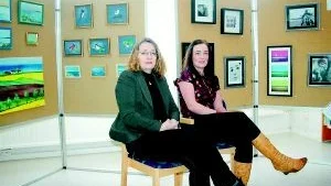 Mor och dotter. Konstnär Boel Runesson från Gamleby och fotograf Vendela Eriksson från Västervik har gemensam utställning fram till sista mars på biblioteket i Loftahammar.Foto: Ingemar Petersson