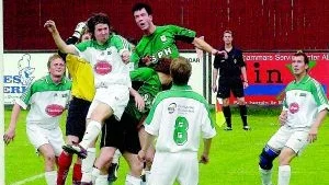 Rörigt på Hammarvallen. Här en rörig situation framför Magnus Nibelius i Loftahammarsmålet i den första halvleken av den tidiga seriefinalen mot Överum i lördags. Foto: Ingemar Petersson