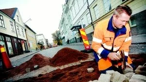 Stenkul. Etappvis återställs Strömsgatan i Västerviks centrum med den klassiska gatstenen. Stenar som inte får ligga hur som helst. Anders Karlsson har dock lärt sig konsten att få ordning på gatubilden. Foto: MATILDA AHL
