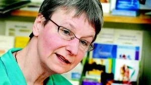 Välkomnar fler. Elisabet Jalse är barnmorska på Familjecentralen i Västervik och hon tycker att det är synd att fler kvinnor inte hörsammar inbjudan om att genomgå gynekologisk cellprovskontroll då detta är en bra försäkring mot framtida livmoderhalscancer.  FOTO: ANDERS STEINER