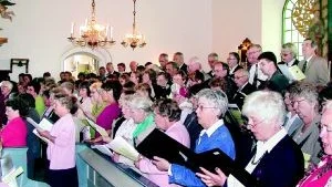 Lovsång i kyrkan. Så späckat med röster har vi knappast sett koret i Hallingebergs kyrka förr. Men Lovsångens dag i söndags, eller rättare Lovsångens kväll, samlade nära tre hundra i kyrkbänkarna och en kör från alla kontraktets församlingar på 120 sångare!  Det blev en praktfull stund med Mozart i centrum.