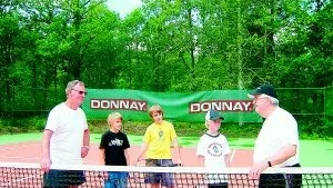 Premiärspel. Tennisbanan vid Bruksliden i Ankarsrum har fått ny fräschör sedan Ankarsrums Tennisklubbs medlemmar Ove Stefansson, till vänster, och Jan-Ove Carlsson tillsammans med andra medlemmar iordningställt banan. Premiärspelare är Ankarsrumspojkarna Anton Gunnarsson, Mattias Jonsson och Simon Nyberg.Foto: MARGARETA LJUNGBLAD