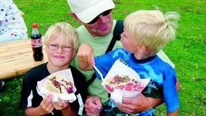 Det närmaste man kom älg. Älgkebab gillar Anton och Axel som sitter i pappa Mats Åkermans knä