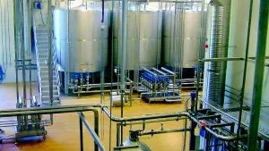 Slutet system. Processen i mjölkpulverfabriken är helt sluten. Det besökarna ser är stora silon och massor med ledningar och rör.