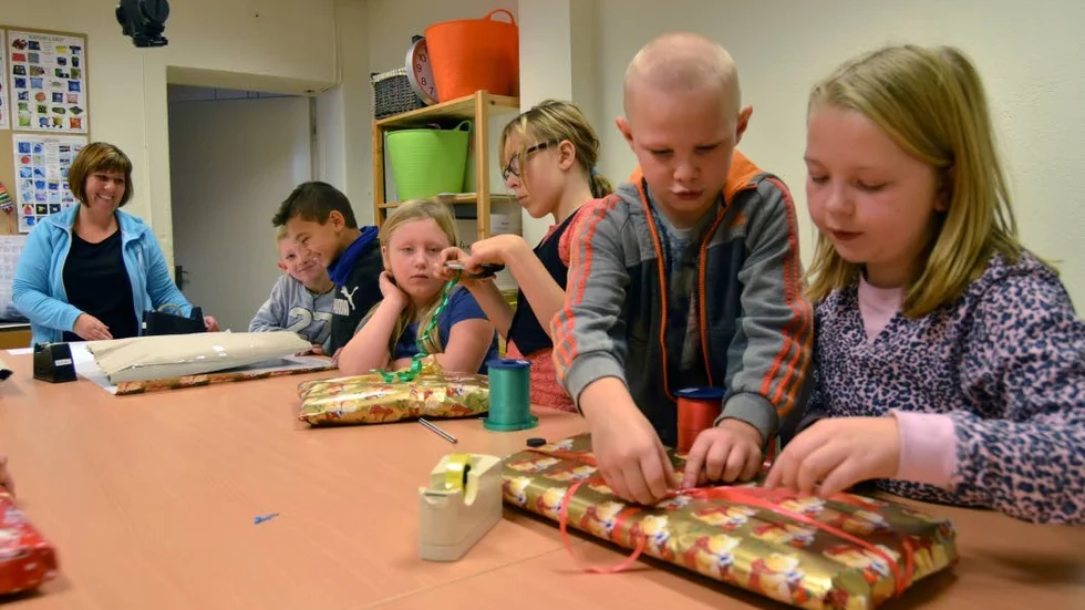 Inslagning. På bilden ses från vänster Jessica Holmberg, Vidar Pihl, Ibrahim Farhat, Linn Lindersson, Nadja Tonek Ankarstrand, Casper Andersson och Märta Holmgren.