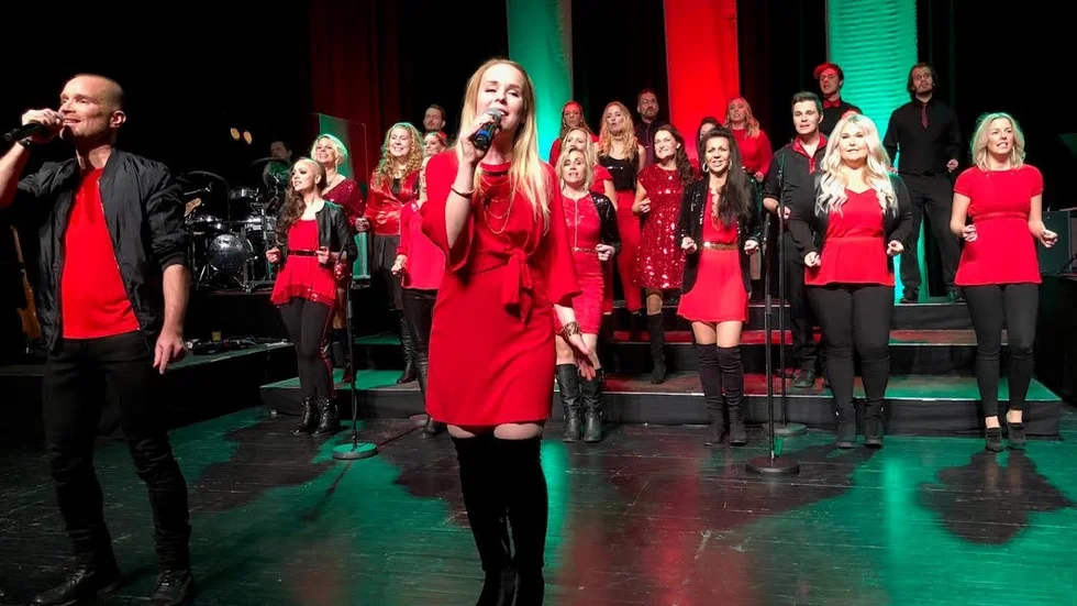Till Återskens 27:e julkonsert på Joar Blå kom 1400 personer. Mattias Alsiö och Isabelle Lindberg Wassler varsolister i en av julens sånger.
