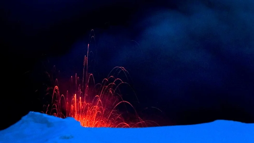 Tre vulkanutbrott år 536 gjorde att genomsnittstemperaturen i världen sjönk och orsakade mass-svält. Bilden visar en vulkan vid Eyjafjallajökull på Island 2010.