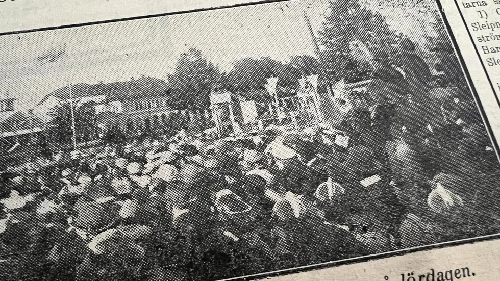 Kuriren för 100 år sedan: Efter kortegens ankomst till torget på lördagen.