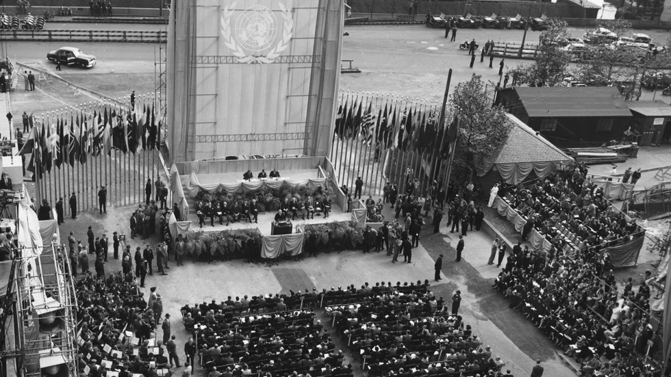 FN:s deklaration om mänskliga rättigheter antogs 1948. Samma år började FN-huset i New York byggas. Bilden är tagen under en ceremoni där byggnadens första hörnstenen lades. 