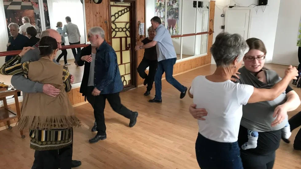 Den 8 april samlades dansare från Enköpings Folkdansgille för en gemensam danseftermiddag.