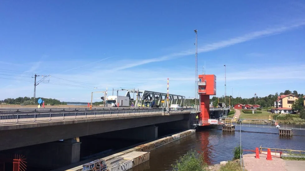 Kvicksundsbron byggdes 1976 och är en viktig länk över Mälaren för pendlare och transporter.