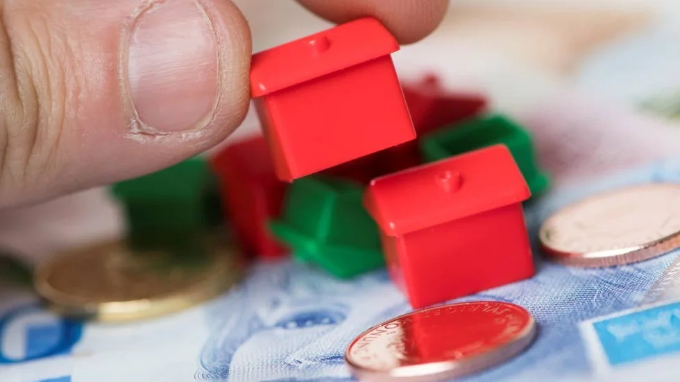 De senaste siffrorna från Svensk mäklarstatistik visar att priserna för både villor och bostadsrätter sjönk i Uppsala län under förra året.
