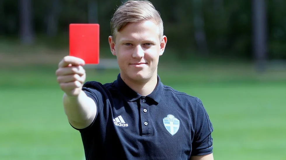 Lukas Wallin har startat resan mot toppen av domarkarriären.