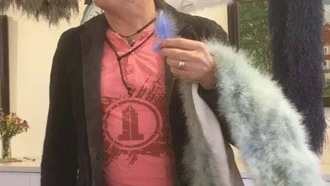 Tim Mårtensson är Nordens enda kostymör och plymmakare. Han har sin ateljé i Biskopskulla.Foto: Christina Sandell