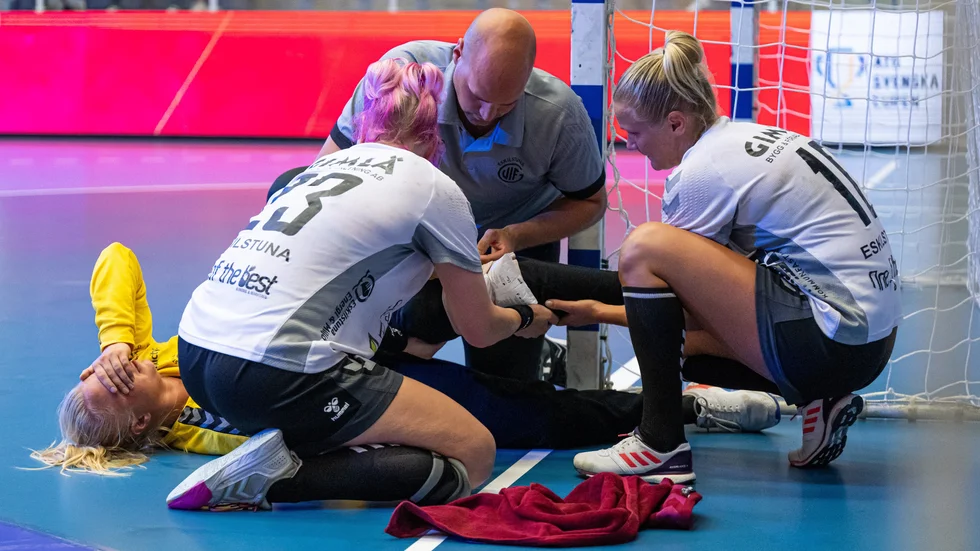 Josefin Holst skadade sitt vänstra knä i comebacken och befarar nu att korsbandet är av för andra gången.