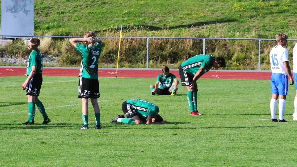 Frustration i ESK efter chansen som nickades utanför i slutskedet.