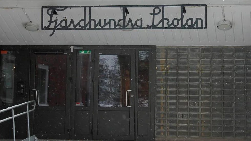 Stelbent byråkrati gör att  fler elever tvingas byta från Fjärdhundraskolan till överfulla skolor i Enköping, skriver signaturen Mamma till ledsen dotter.
