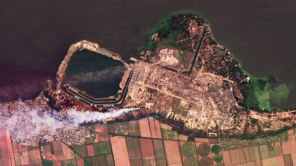 Satellitbilder visar rök från bränder vid kärnkraftverket Zaporizjzja i sydöstra Ukraina.