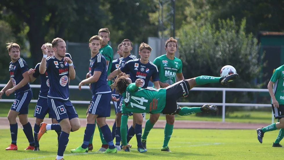 Enköpings SK gjorde en bra insats och vann mot Kvarnsveden. Här ett cirkusnummer från Alexander Persson-njie.