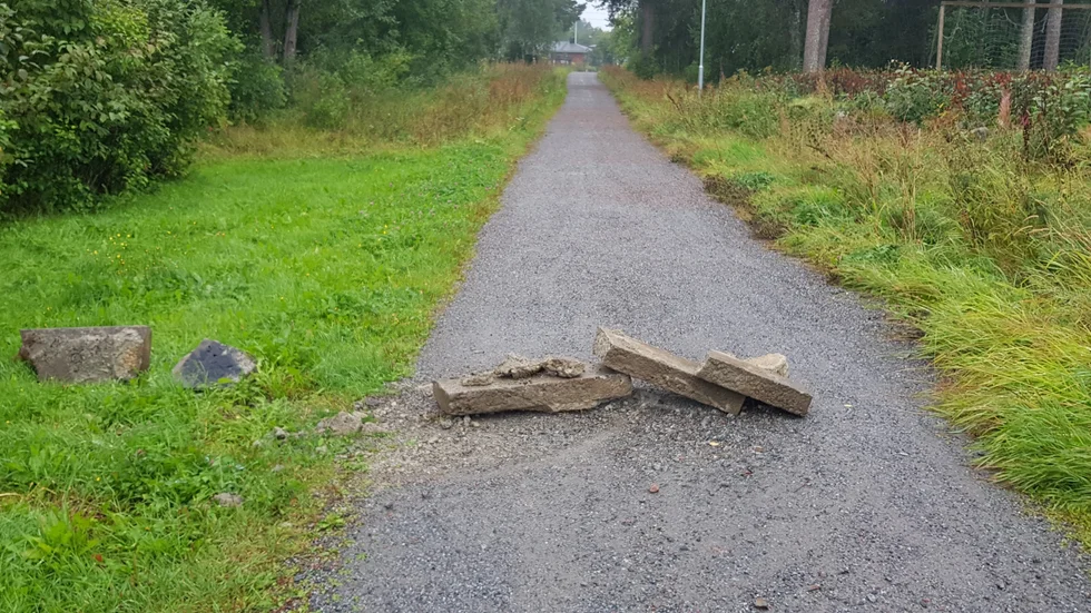 Det här trafikhindret läggs ut för att hindra bilar att gena mellan Bredviken och Kvarnbäcken. Insändarskribenten vill att kommunen ordnar med ett riktigt hinder.