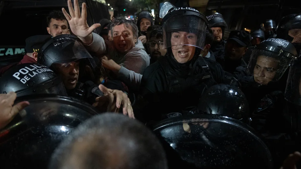 En demonstration till stöd för Argentinas åtalade expresident Cristina Kirchner urartade i våldsamheter.
