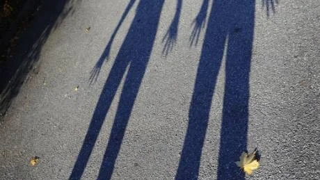 Sara och Wilma led av ät- och träningsstörningar i flera år. Nu delar de med sig av sina historier till VT med förhoppningen att andra, som just nu är i samma situation, ska se att det går att bli frisk igen. Foto: Karin Hertz