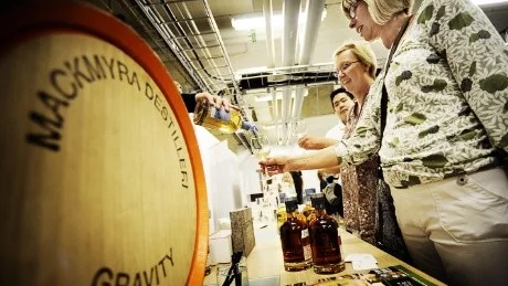 Mackmyra var på plats för att låta livsnjutarna prova på svensk whisky. Karin Buth (höger) och Marie Viström Blomgren tyckte att den ljusa sorten var god.